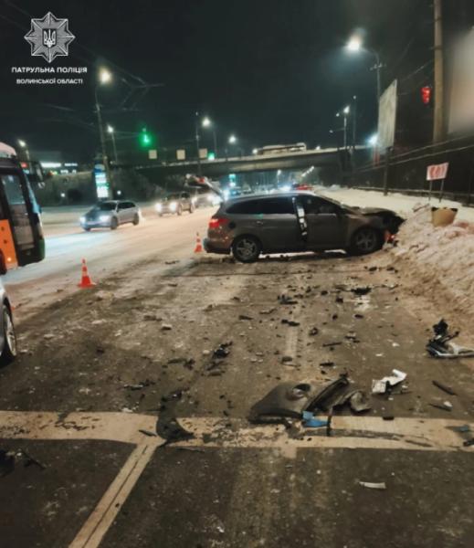 У Луцьку на Карпенка-Карого Ford вилетів на зустрічну смугу і протаранив Volkswagen