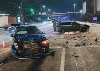 У Луцьку на Карпенка-Карого Ford вилетів на зустрічну смугу і протаранив Volkswagen