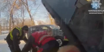 У Луцьку патрульні та медики врятували жінку, яка намагалася вчинити самогубство. ВІДЕО