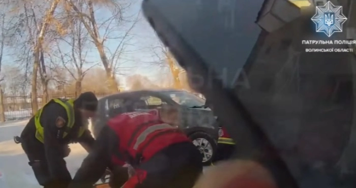 У Луцьку патрульні та медики врятували жінку, яка намагалася вчинити самогубство. ВІДЕО