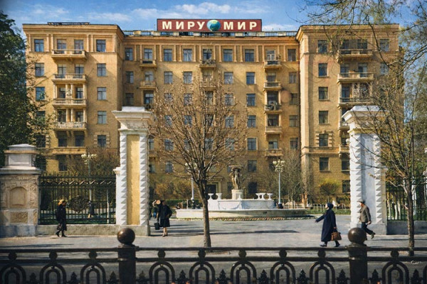 У соцмережі нагадали, як виглядав сквер з фонтаном на центральному проспекті Дніпра (ФОТО)