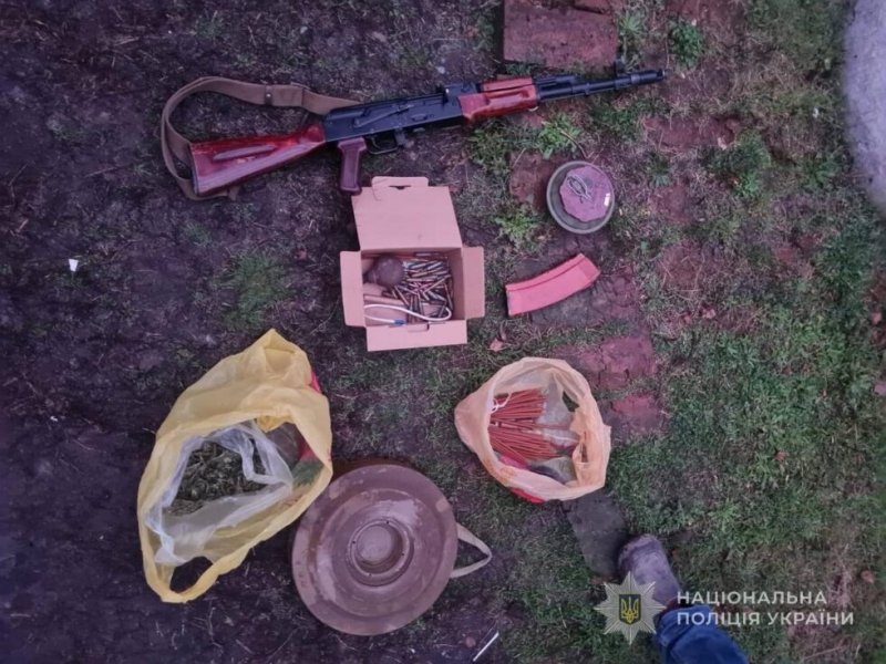 У жителя Сумщини правоохоронці виявили автомат, набої та міни