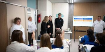 Учителям підвищили зарплати на 30%: цього тижня педагоги отримають перші збільшені виплати