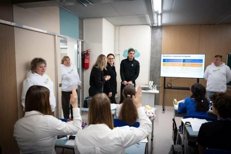 Учителям підвищили зарплати на 30%: цього тижня педагоги отримають перші збільшені виплати