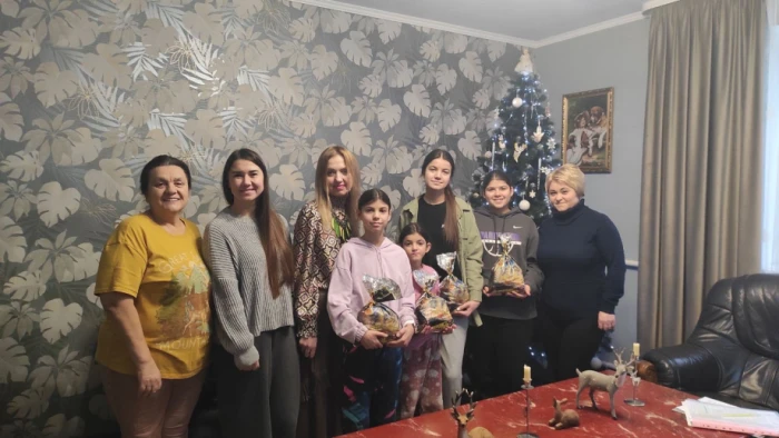 Вихованці дитячих будинків сімейного типу Боратинської громади отримали новорічні подарунки