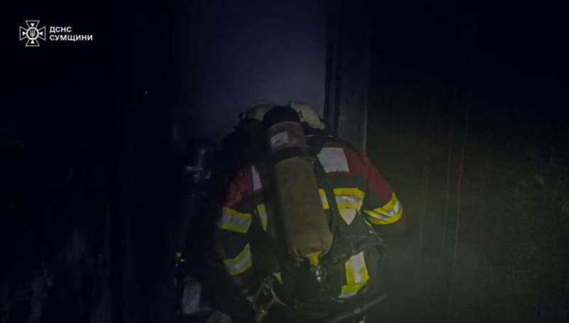 Вночі в Сумському районі рятувальники приборкали пожежу в житловому секторі