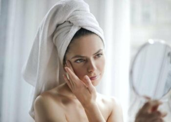 Випили воду на ніч – прокинулись із набряками: у чому причина