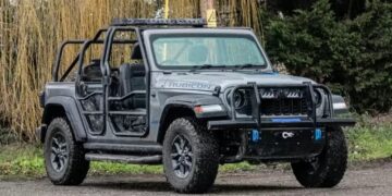 На ньому їздив Том Круз: із молотка піде знаковий джип з фільму “Місія неможлива” (ВІДЕО)