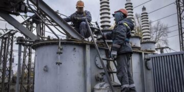Світло стане розкішшю: хто заплатить понад 8 мільярдів євро за відновлення української енергетики