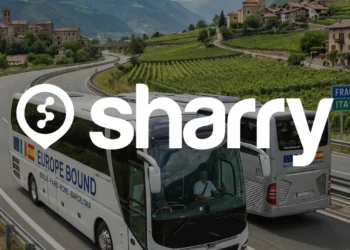Sharry на фоні двох білих автобусів, що їдуть Європою