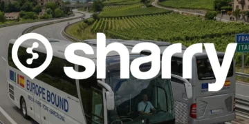 Sharry на фоні двох білих автобусів, що їдуть Європою