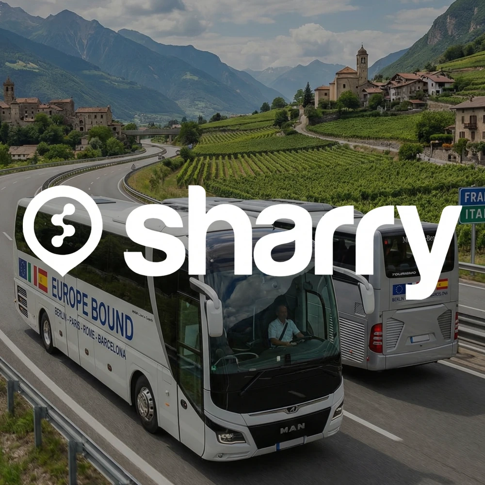 Sharry на фоні двох білих автобусів, що їдуть Європою