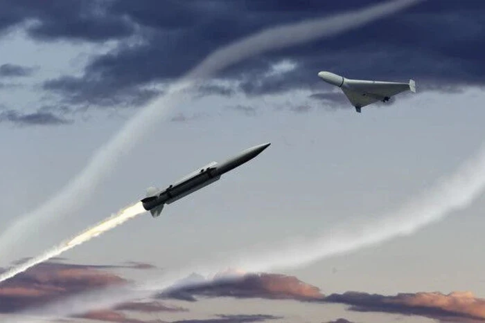 У Києві та області чутно вибухи, працює ППО