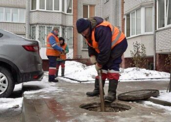 Дитячий паравозик, пляшка, квашені огірки: чим тернополяни забивають каналізації (ФОТО, ВІДЕО)