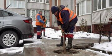 Дитячий паравозик, пляшка, квашені огірки: чим тернополяни забивають каналізації (ФОТО, ВІДЕО)