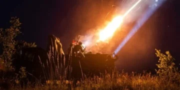 У Києві та області прогриміли вибухи, працює ППО