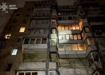 Росія вдарила балістичними ракетами по Києву: двоє поранених (оновлюється)