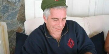 Епштейн міг надавати Путіну компромат на відомих осіб – матеріали справи