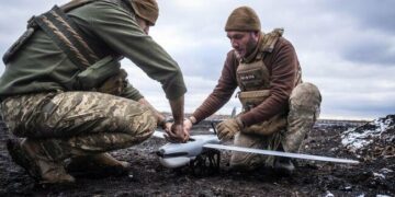 Нічна атака дронів на три області РФ: вибухи на військових об’єктах та масові евакуації