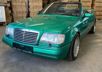 30-річна капсула часу: рідкісний Mercedes-Benz E320 1996 року оселився в Україні (ФОТО)