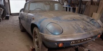 Класичний британський спорткар 70-х завівся після 32 років простою (ВІДЕО)