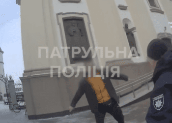 Драматичні хвилини в центрі Франківська: патрульні врятували чоловіка від небезпеки