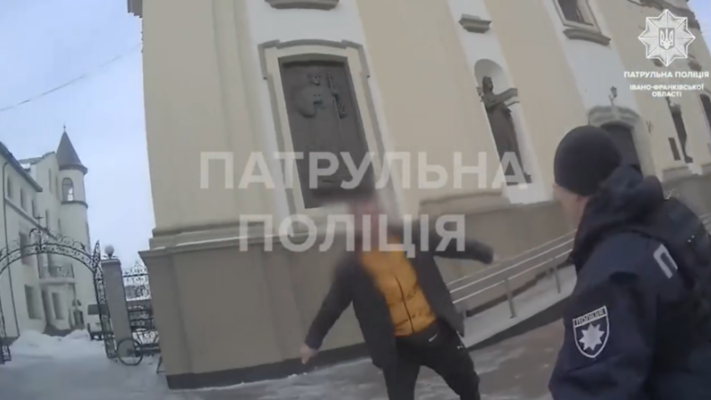 Драматичні хвилини в центрі Франківська: патрульні врятували чоловіка від небезпеки