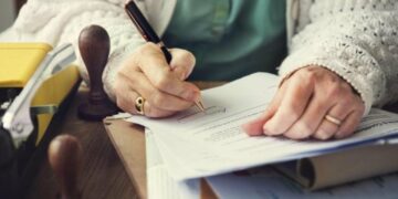 Чи можна розірвати договір дарування або визнати його недійсним: коментар юриста