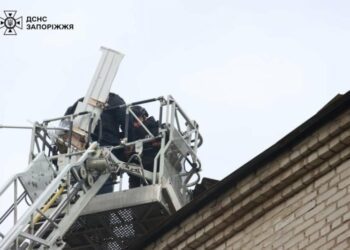 У Запоріжжі сапери ДСНС зняли з даху залишки російського безпілотника