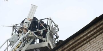 У Запоріжжі сапери ДСНС зняли з даху залишки російського безпілотника