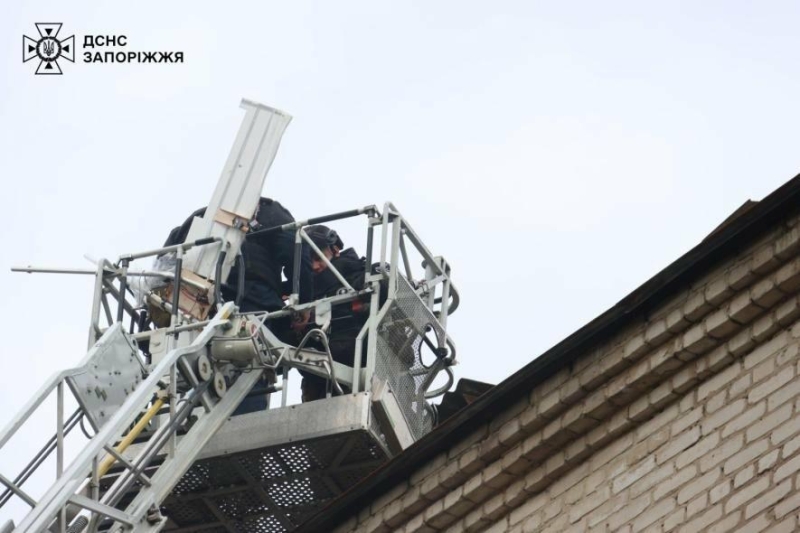 У Запоріжжі сапери ДСНС зняли з даху залишки російського безпілотника