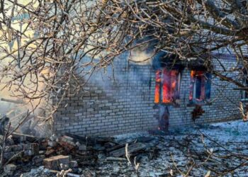 На Харківщині сталася масштабна пожежа через обстріли росіян