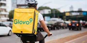 Українці скаржаться на великі списання в Glovo: замість чайових — тисячі гривень