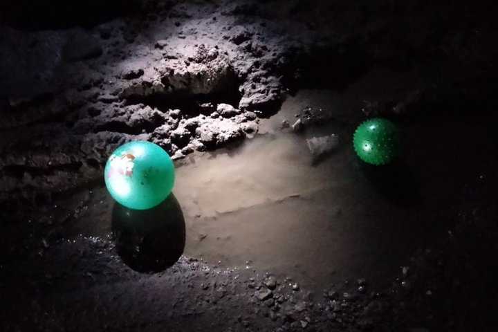 Дитячий паравозик, пляшка, квашені огірки: чим тернополяни забивають каналізації (ФОТО, ВІДЕО)