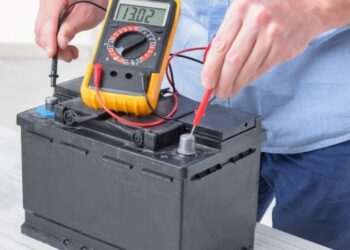 Чому акумулятор авто може повністю розряджатися за ніч