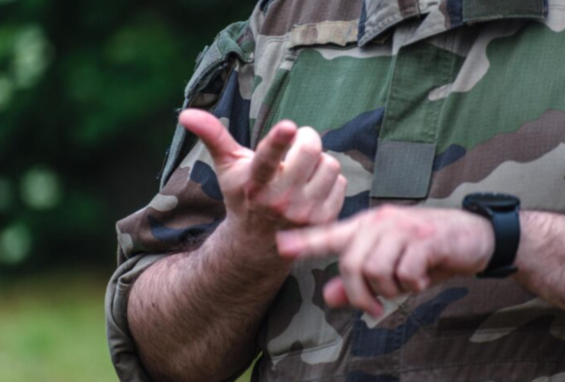 Жести рукою: як беззвучно віддавати команди в групі