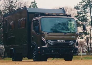 Недорогу вантажівку Isuzu перетворили на вітальню на колесах і позашляховий автодім (ВІДЕО)