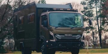 Недорогу вантажівку Isuzu перетворили на вітальню на колесах і позашляховий автодім (ВІДЕО)