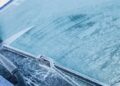 Як розтопити замерзлий омивач скла авто – прості поради