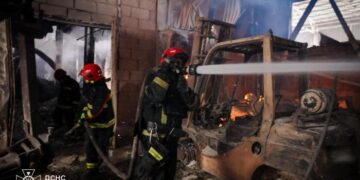 Під завалами підприємства на Харківщині продовжують шукати тіла людей