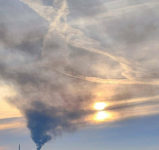 Сили оборони уразили нафтобазу у Луганську: виникла пожежа