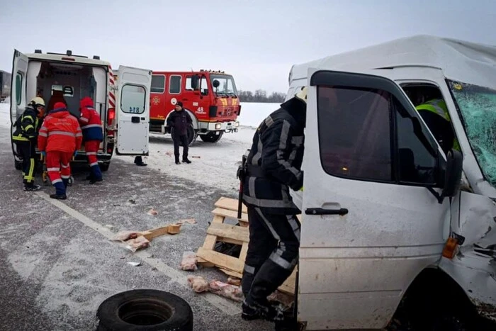 На трасі Київ-Одеса зіткнулися три мікроавтобуси: рятувальники деблокували людей