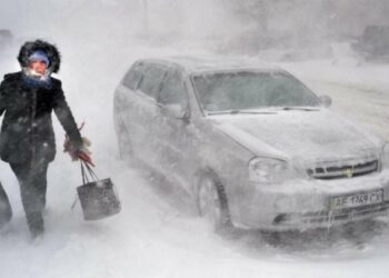 Сніговий удар 15 лютого: водіїв попереджають про ожеледицю та хуртовини