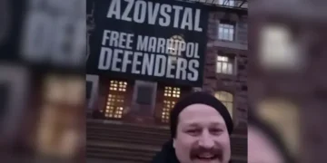 «Збрив вуса, щоб не знайшли». У Києві затримано чоловіка, який насміхався з меморіалу загиблим захисникам