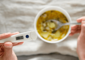 Бабусин рецепт чи наука: що каже дієтолог про курячий бульйон під час застуди