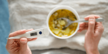 Бабусин рецепт чи наука: що каже дієтолог про курячий бульйон під час застуди