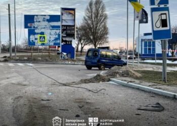 У Хортицькому районі дрон влучив у дорогу: пошкоджене покриття та вікна в будинках