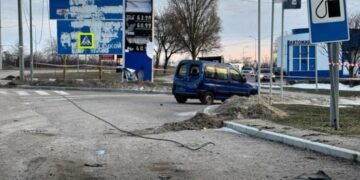 У Хортицькому районі дрон влучив у дорогу: пошкоджене покриття та вікна в будинках