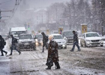 Крижаний удар: в Україні прогнозують сильні снігопади та ожеледицю на дорогах