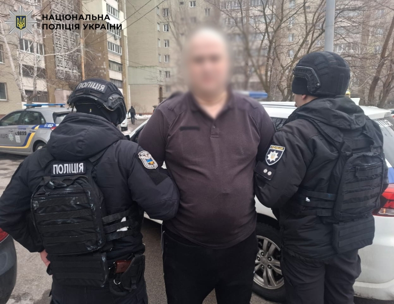 «Збрив вуса, щоб не знайшли». У Києві затримано чоловіка, який насміхався з меморіалу загиблим захисникам